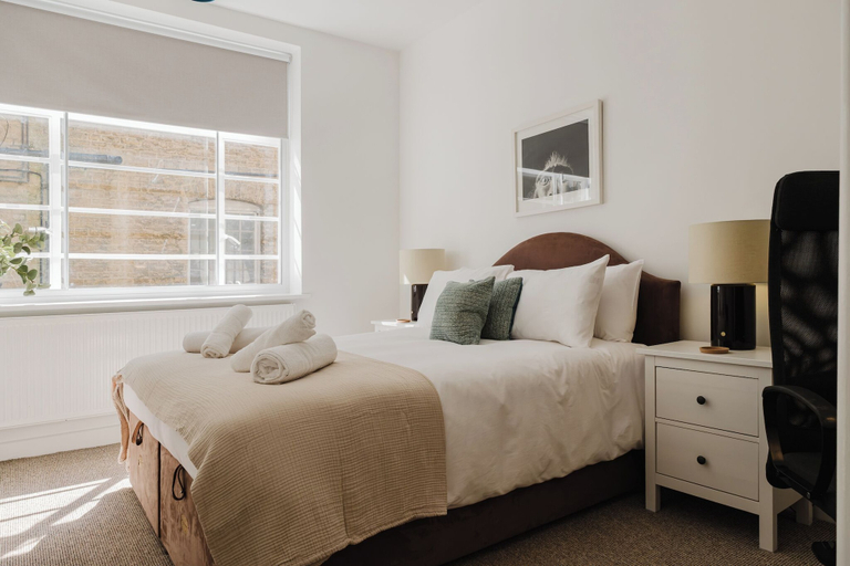 Room 2, Stunning Loft Apartment With Parking, Oxfordshire