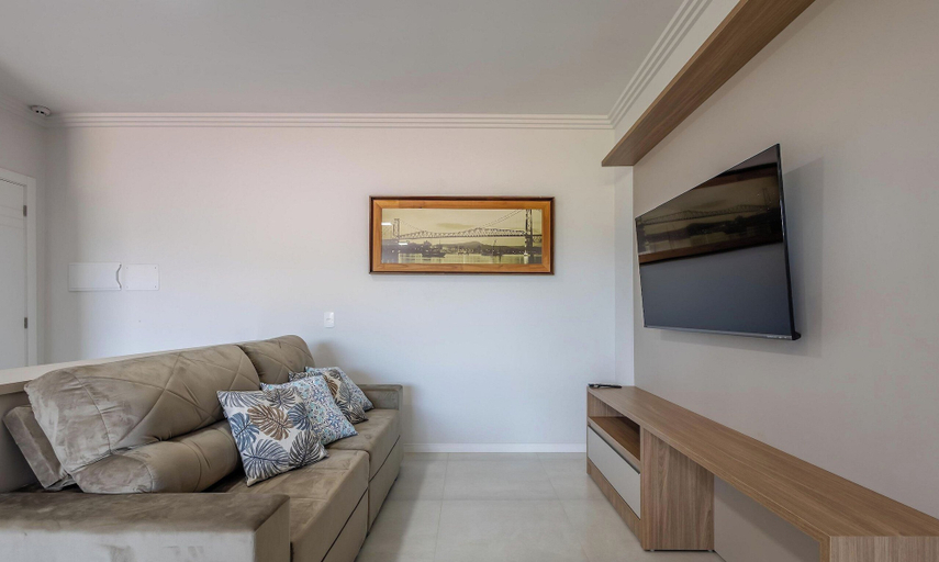 Living area 4, Apt 650m fr/ Beto Carrero in Cond w/ Pool Lav0401, Penha