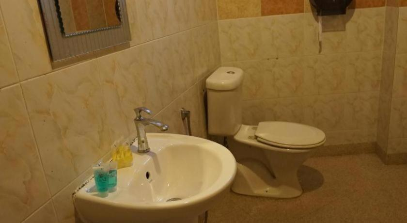Bathroom 5, Zen Zeng Hotel, Johor Bahru