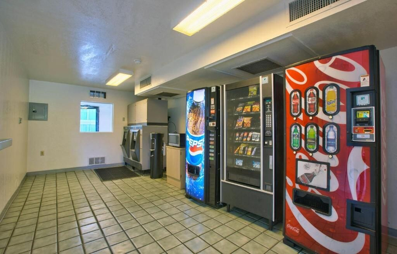 Food & Drinks 5, Motel 6 Valdosta, GA - University, Lowndes