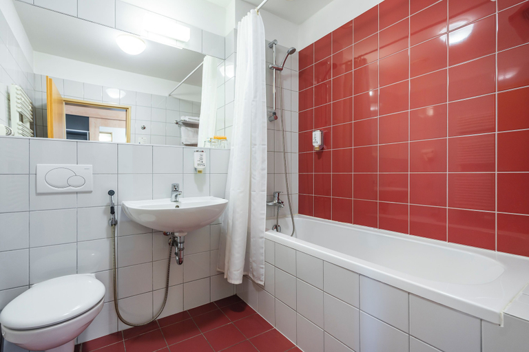 Bathroom 4, Hotel Chvalska Tvrz, Praha 20