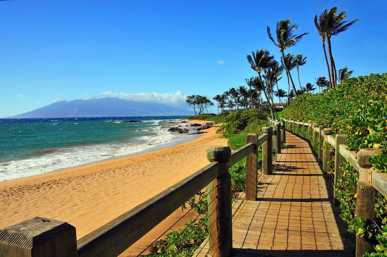 Exterior 4, Remodeled Beachfront 2BD Whale Watching-menehune Shores 402, Maui