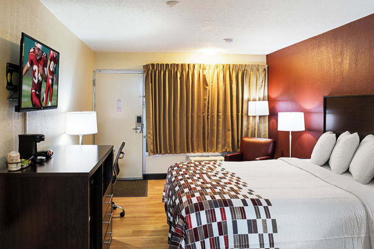 Bedroom 3, Red Roof Inn Indianapolis - Castleton, Indianapolis