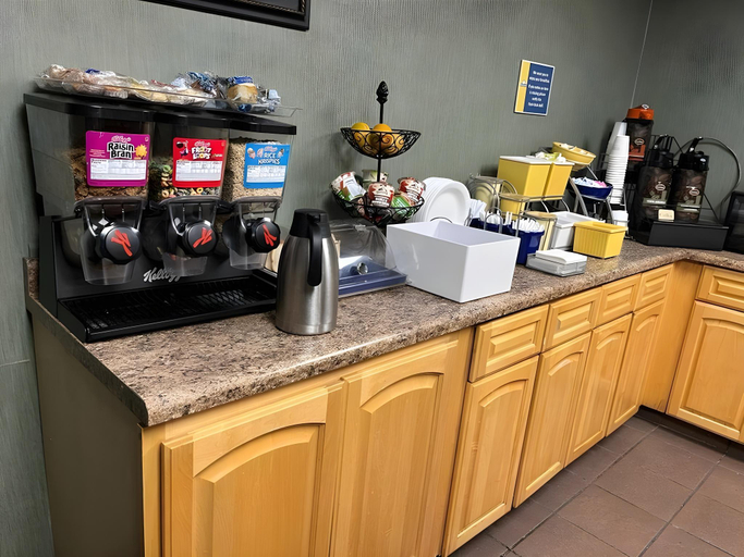 Food & Drinks 5, Days Inn by Wyndham Cedar Falls- University Plaza, Black Hawk