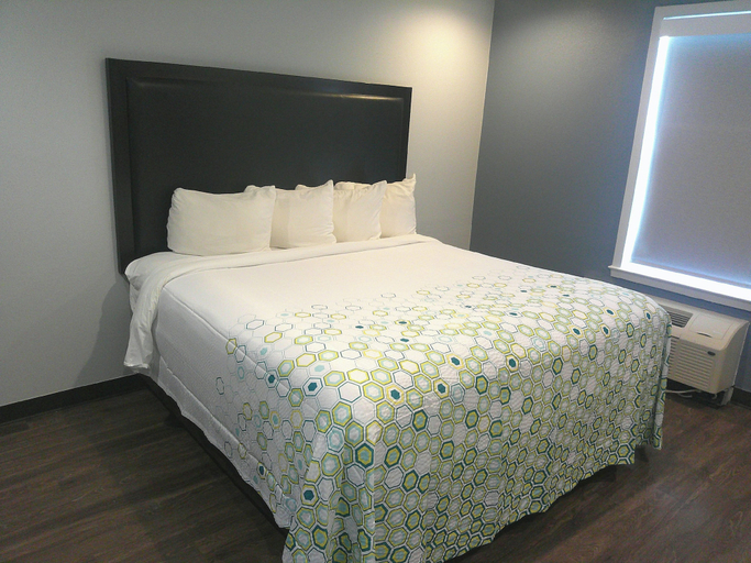 Room 5, HomeTowne Studios by Red Roof Leesburg, Loudoun