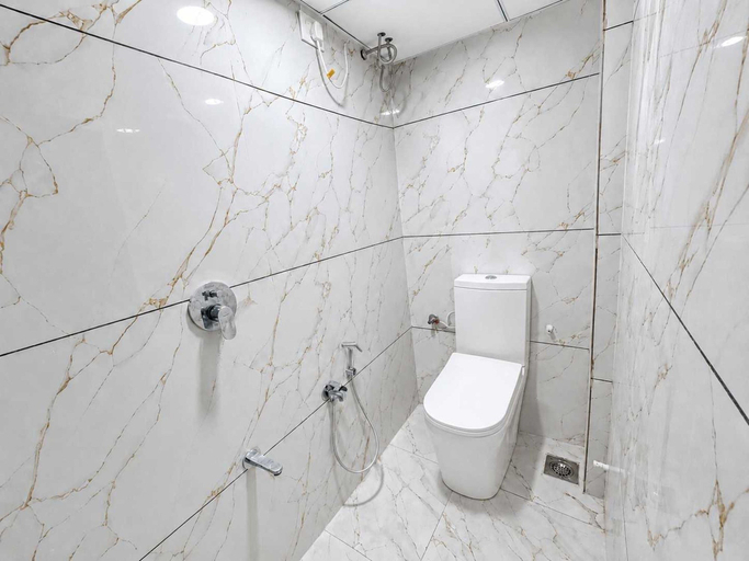 Bathroom 2, Deluxe Hanspura Bus Terminal, Ahmadabad