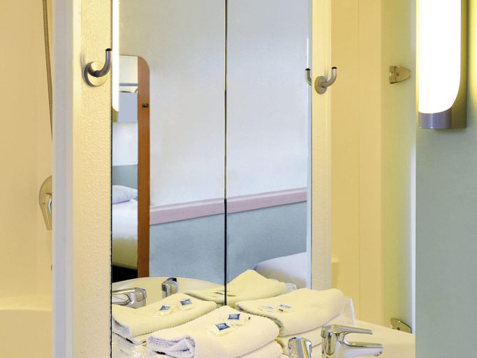 Bathroom, Ibis Budget Orléans Sud Co’met, Loiret