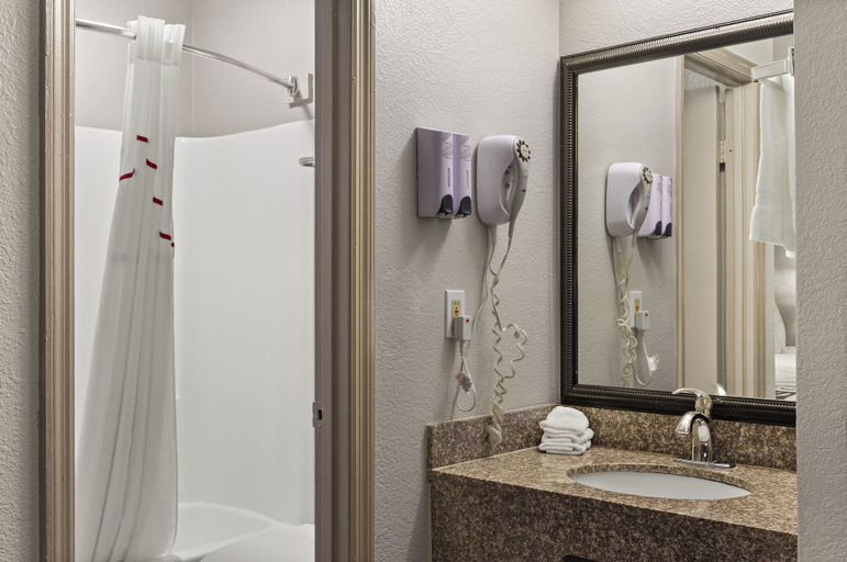 Bathroom 4, Red Roof Inn Baldwin, Duval