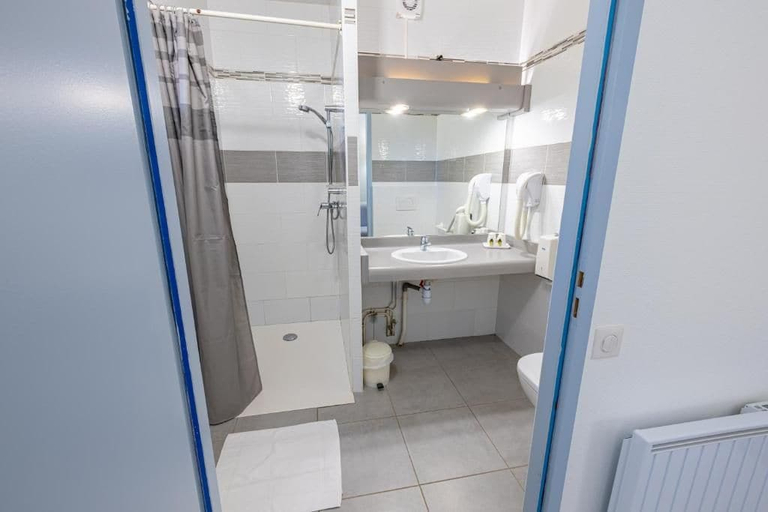 Bathroom 3, Le Clos Grand, Lot