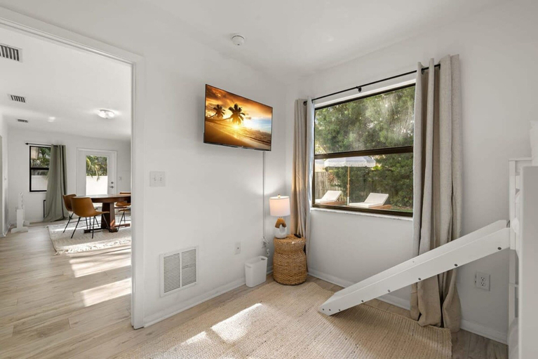 Room 2, 1 Mile to Beach Private Pool Oasis Volleyball, Pinellas