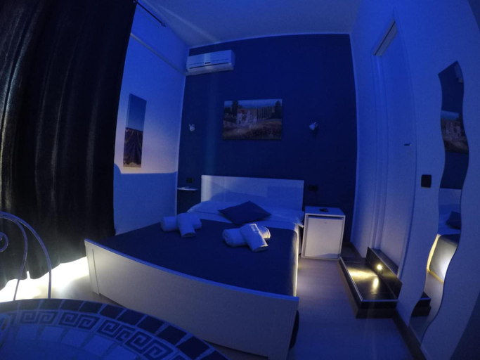 Bedroom 5, Julius Caesar 183, Rome