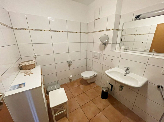 Bathroom 5, Apartment Building Linquenda 08, Vorpommern-Greifswald