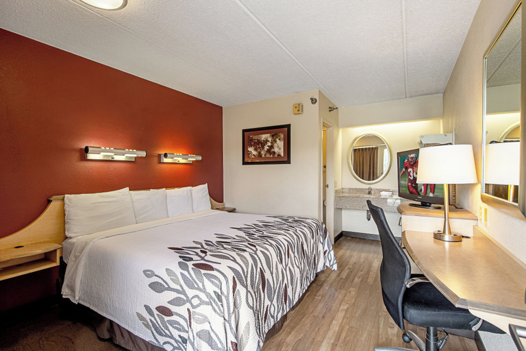 Bedroom 3, Red Roof Inn Akron, Summit