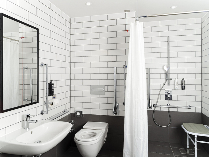 Bathroom 4, ibis Bridgwater, Somerset