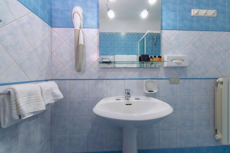 Bathroom 4, CDH Hotel Modena, Modena