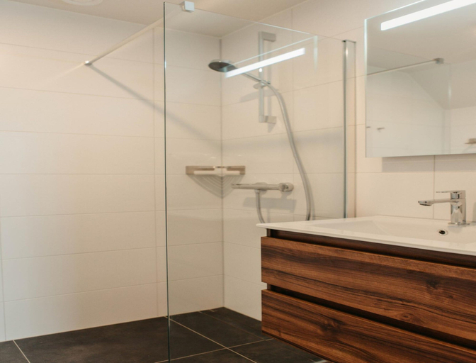Bathroom 2, Eleagant Watervilla in Heeg With Sauna, Wymbritseradiel