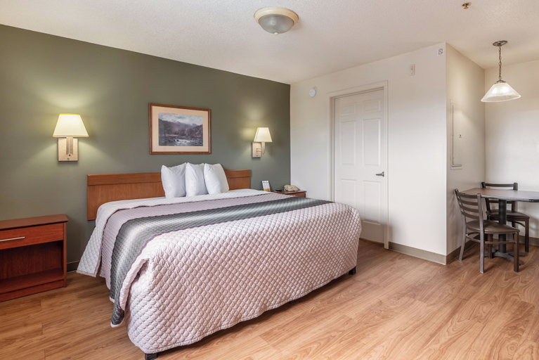 Bedroom 2, HomeTowne Studios & Suites by Red Roof Charlotte - Concord, Cabarrus