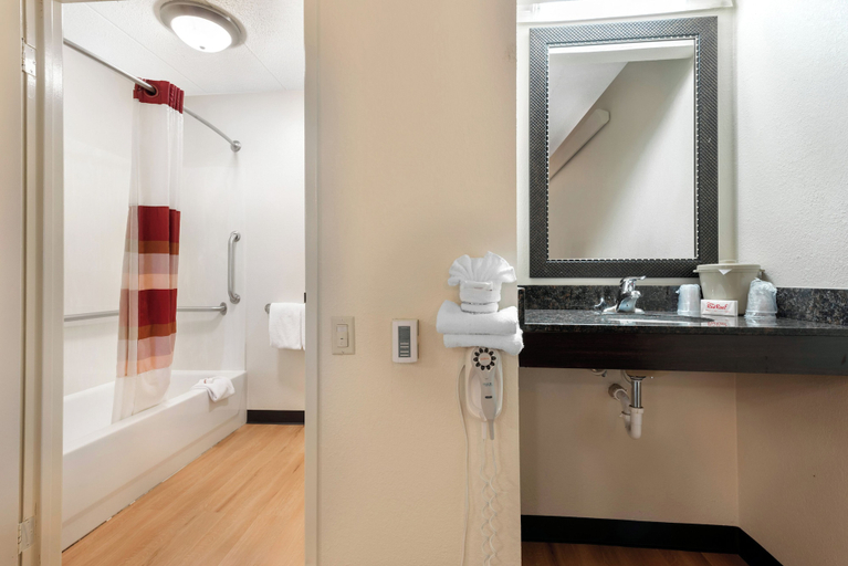 Bathroom 4, Red Roof Inn Lafayette - Purdue University, Tippecanoe
