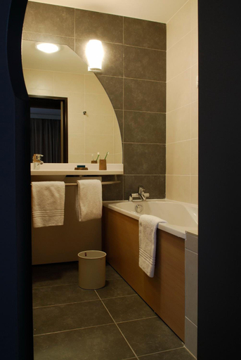Bathroom 4, Aparthotel Adagio Bordeaux Gambetta, Gironde