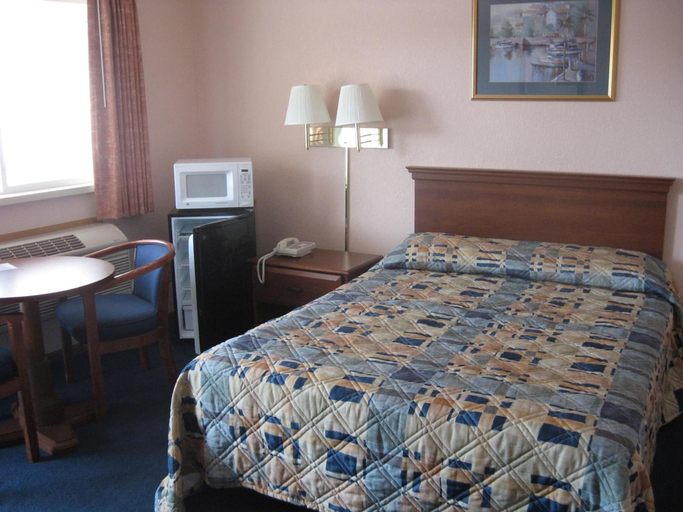 Bedroom 2, Mackinaw Budget Inn, Cheboygan