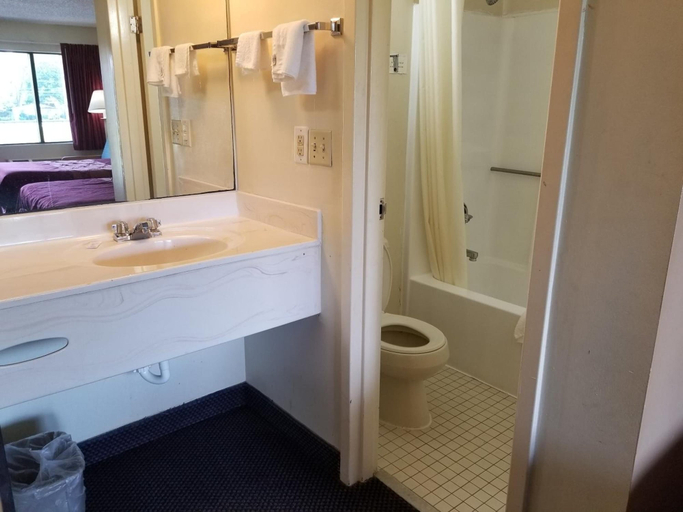 Bathroom 4, American Inn Chesapeake – Portsmouth, Chesapeake
