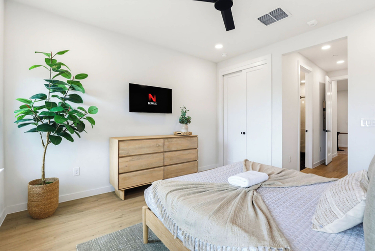 Room 2, Luxury Condo With Pool-view Balcony, Comal