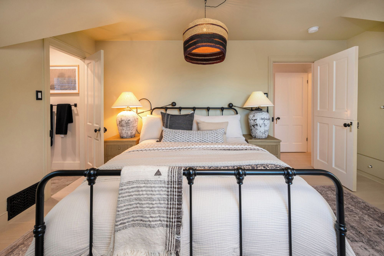 Room 4, Canyon Crest, Los Angeles