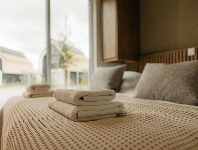Room 5, Exclusive 6-person Water Villa in Heeg, Wymbritseradiel