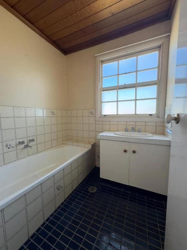 Bathroom 4, Albury Classic Motor Inn, Albury