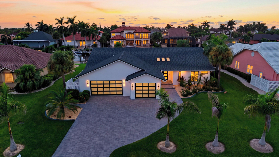 Interior 3, Latitude 26° Luxury Retreat by Avantstay Waterfall Pool + Private Dock, Lee