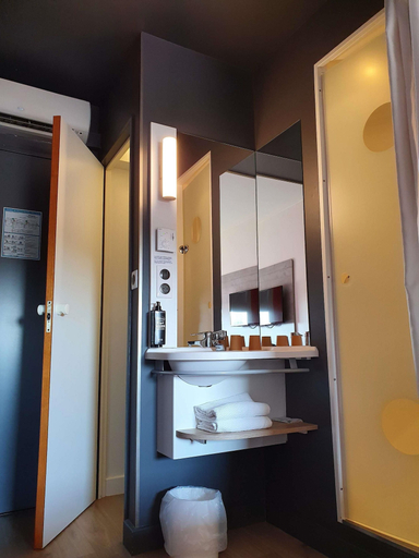 Bathroom 5, ibis budget Saint Lo, Manche