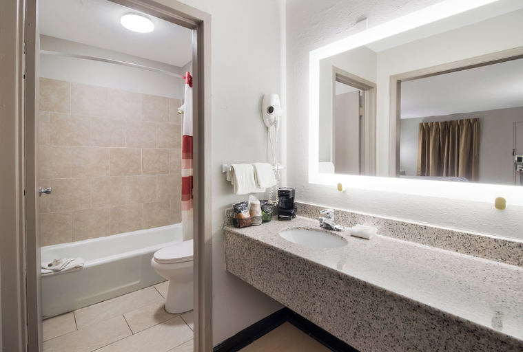 Bathroom 4, Red Roof Inn & Suites Jackson, TN, Madison