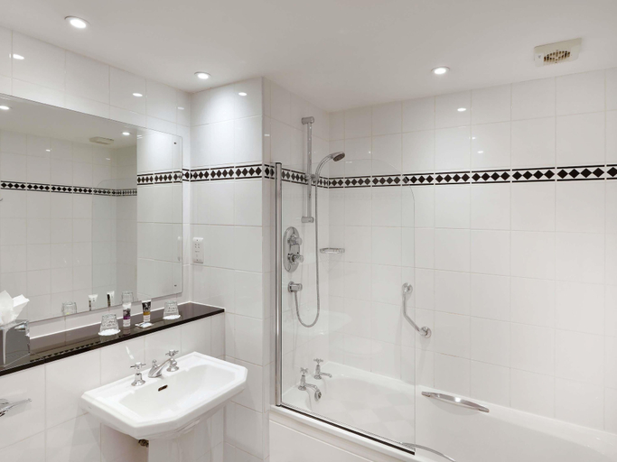 Bathroom 4, Mercure Manchester Norton Grange Hotel & Spa, Rochdale