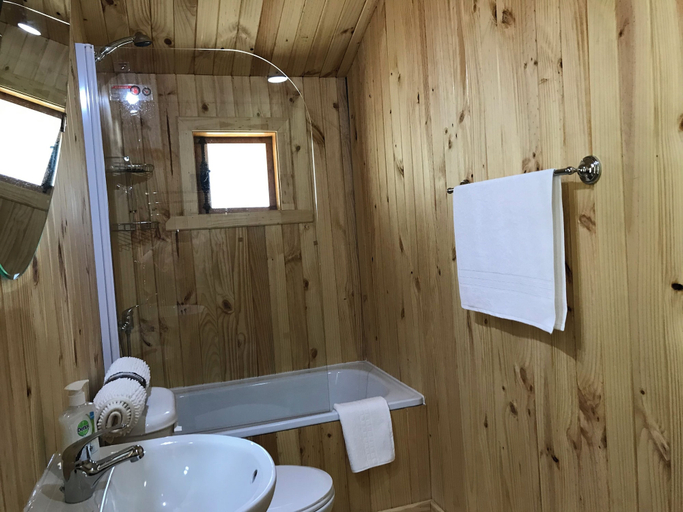 Bathroom 4, Esparza lodge, Palena