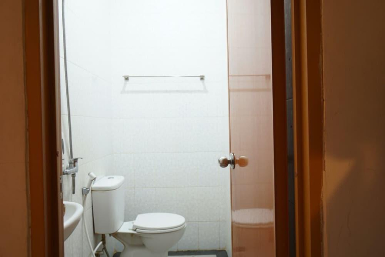 Bathroom 5, Hotel Diamond, Makassar