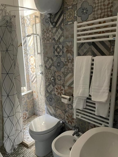 Bathroom 5, Lesuite Napoli, Napoli