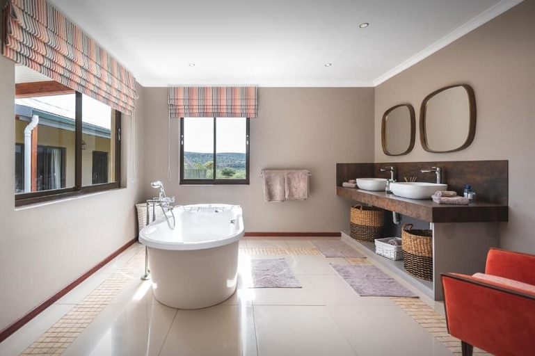 Bathroom 4, Ufumene Game Lodge, Cacadu