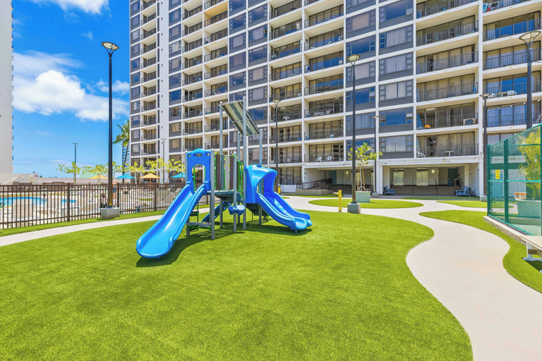 Exterior 2, Golf Course-mountain Views Condo at Waikiki Banyan Short Stroll to the Beach, Honolulu