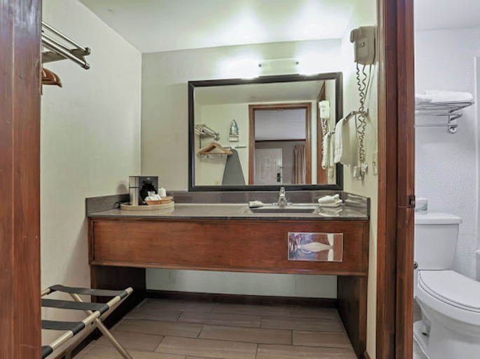 Bathroom 4, Red Roof Inn Uhrichsville, Tuscarawas