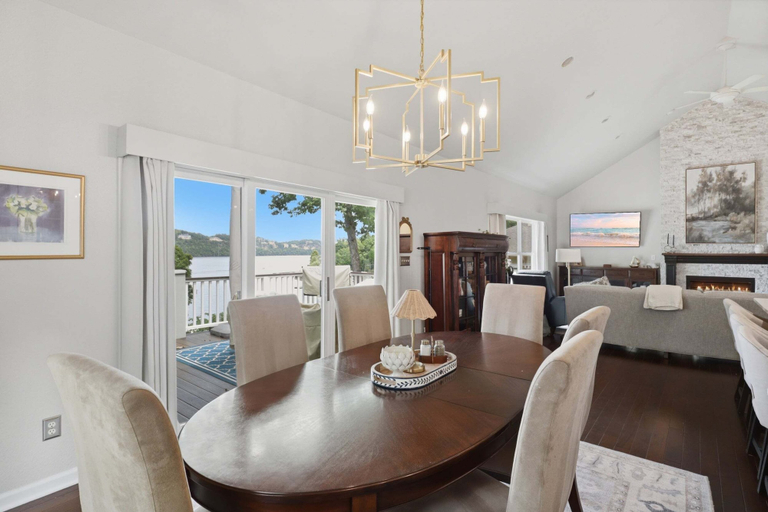 Room 3, Executive Style Lakefront Porto Cima Retreat, Camden