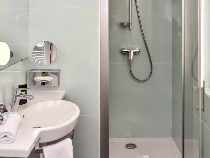 Bathroom 5, Mercure Granville Le Grand Large Hotel, Manche