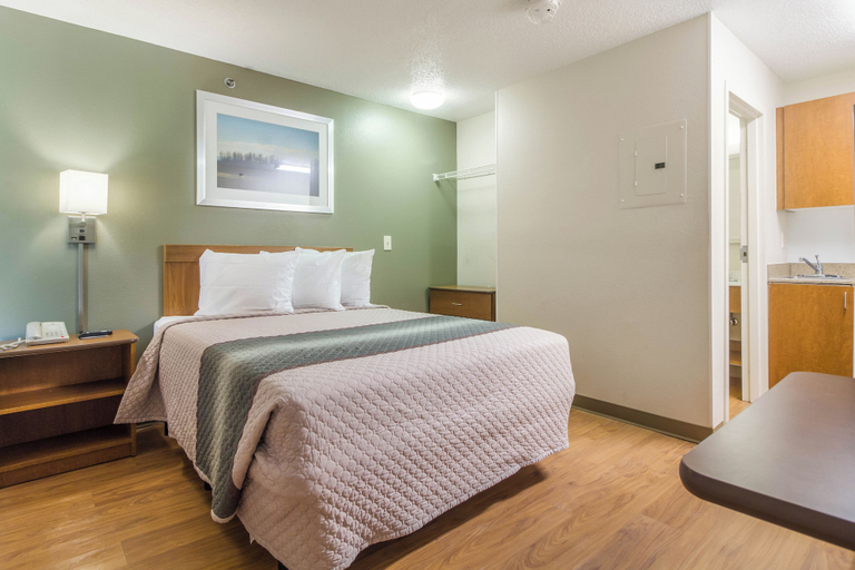 Bedroom 3, HomeTowne Studios by Red Roof Houston - Northwest, Houston