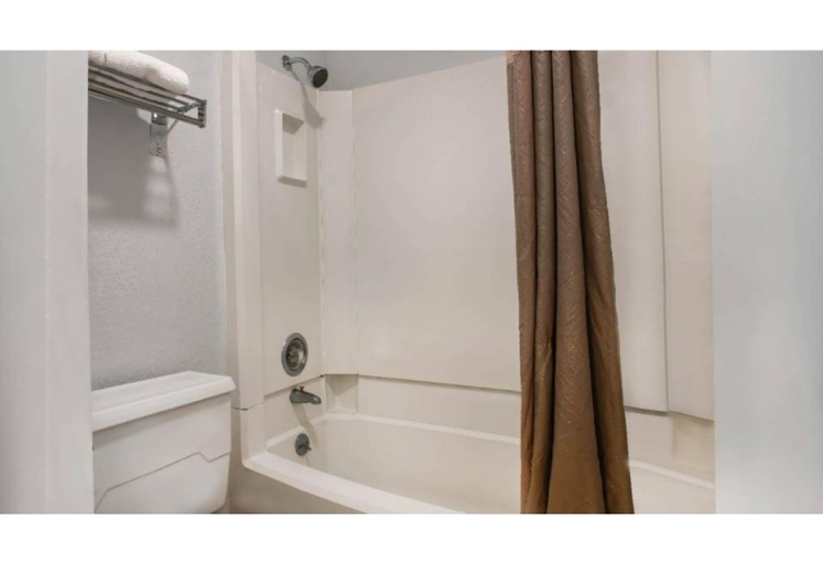 Bathroom 4, Motel 6 Gresham, Or - Portland, Multnomah