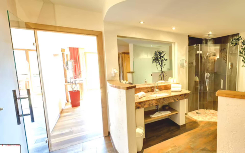 Bathroom 5, Feuriger Tatzlwurm Berghotel & Spa, BW Signature Collection, Rosenheim