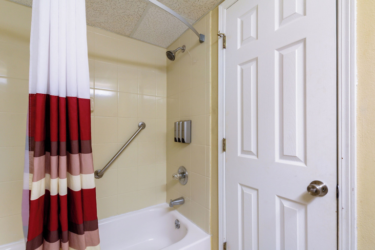 Bathroom 4, Red Roof Inn Vincennes, Knox