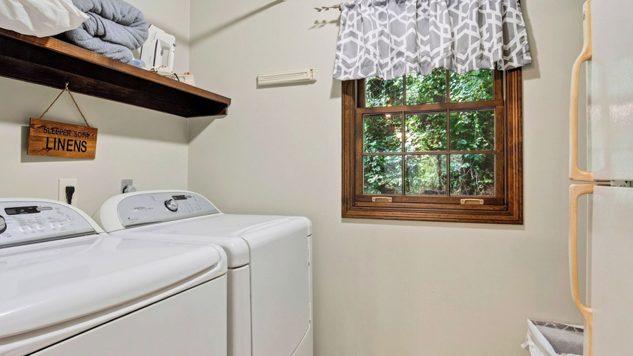 Interior 5, Creek & Green by Avantstay Creekside Hot Tub + Pool Table Golf Course Views, Sevier