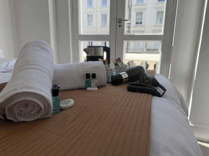 Room 3, Sapphire hotel Victoria, London