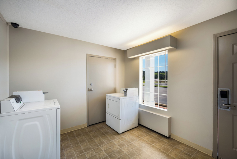 Bathroom 4, Red Roof Inn Jasper, Walker