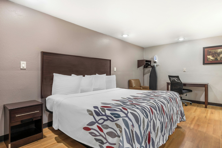 Bedroom 4, Red Roof Inn North Dallas - Park Central, Dallas