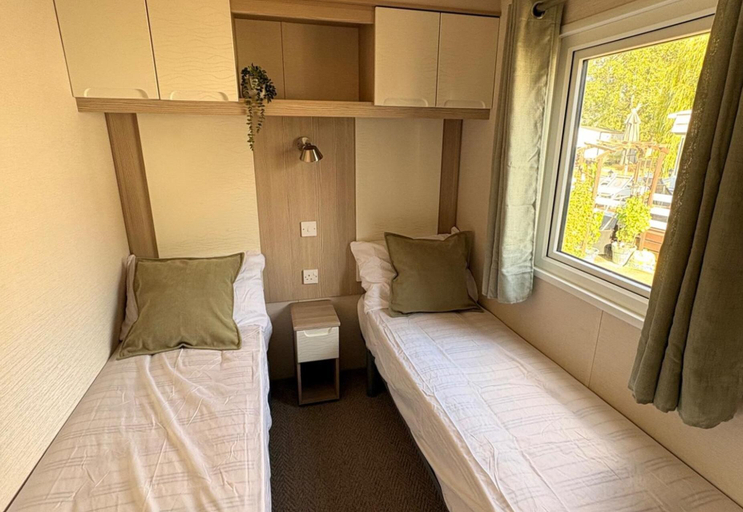 Room 3, Mallard Brook Caravan -sleeps 8- Billing Aquadrome, Northamptonshire